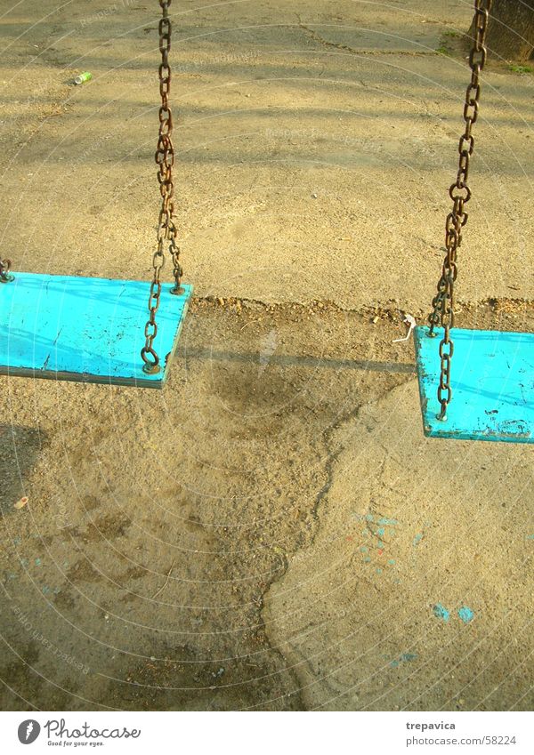 zwei Schaukel Beton Spielplatz blau Kette
