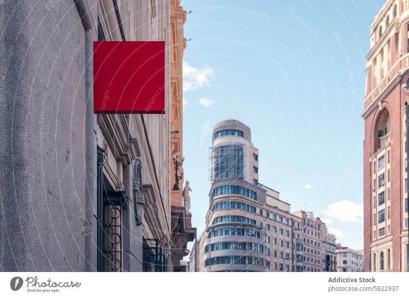 Leere Plakatwand auf einer sonnigen Straße in Madrid blanko Attrappe urban Werbung Zeichen Großstadt Architektur Gebäude Fassade Himmel blau übersichtlich Tag