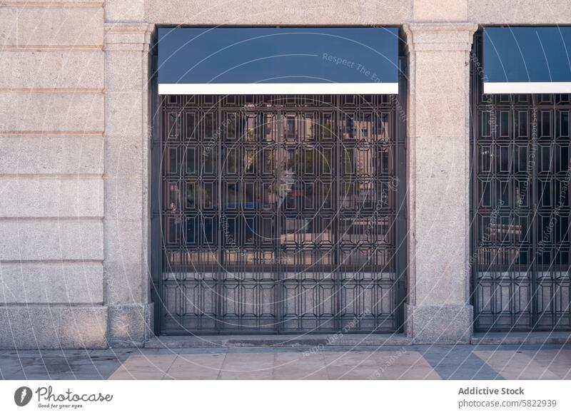 Leere Werbetafel an einer klassischen Gebäudefassade in Madrid Plakatwand Attrappe Werbung Anzeige Fassade Stein Metall Grillrost leer Marketing Großstadt urban