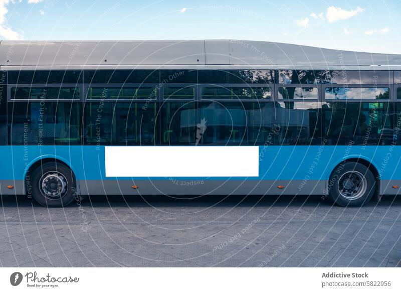 Stadtbus Madrid mit leerer Werbefläche Großstadt Bus Werbung Attrappe Markenbildung Fahrzeug öffentlicher Verkehr Plakatwand Seitenansicht Marketing Vitrine