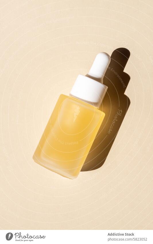 Sommerliches Hautpflegeserum in der Flasche mit ästhetischem Schatten Serum Ästhetik Kosmetik Schönheit Pastell gelb Hintergrund Produkt Hautpflegeroutine