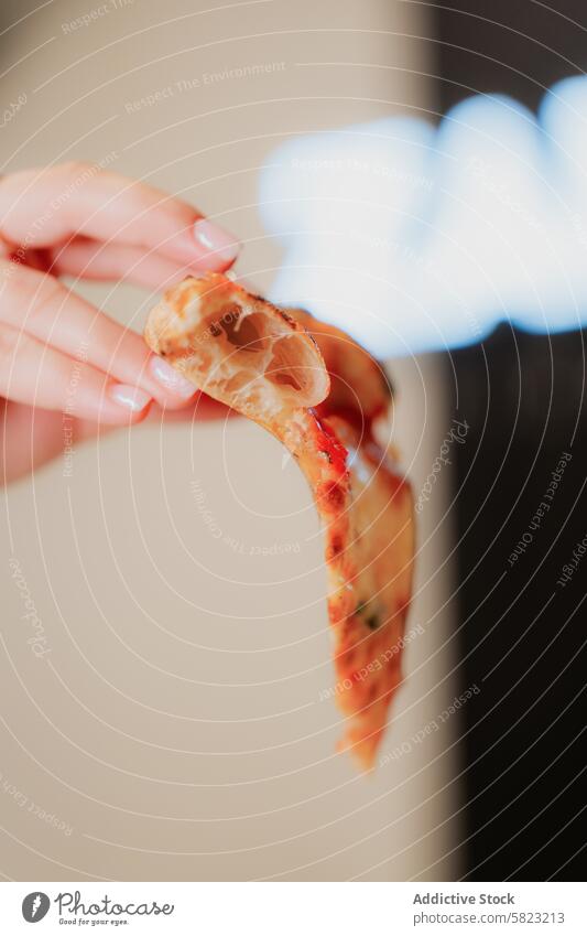 Pizzastück in der Hand einer Person mit unscharfem Hintergrund Scheibe Käse Halt Lebensmittel Mahlzeit Italienisch Kruste Pizzeria verschwommen anonym Snack