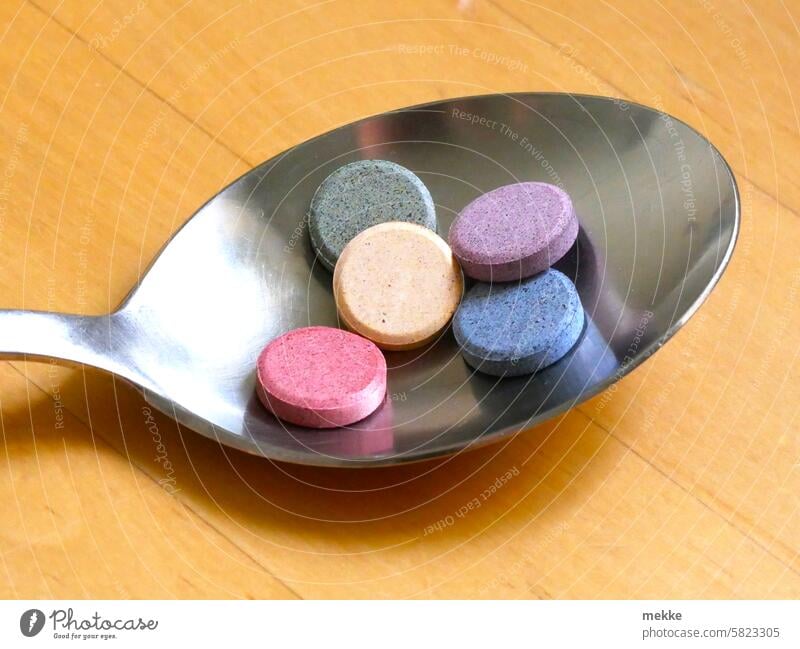 Farbenfrohes Frühstück Tabletten farbig Medikament Medizin Gesundheitswesen Schmerztablette Apotheke Kapsel Pillen Pharma Verschreibung Vitamin Dosis Behandlung