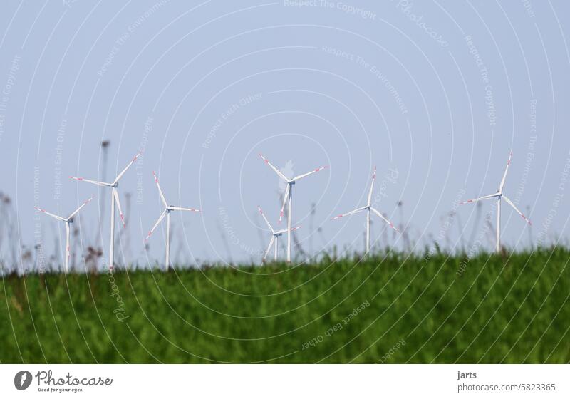 Windräder auf der grünen Wiese Windenergie Erneuerbare Energie Energiewirtschaft Windkraftanlage grüne Wiese Grün Gras Umweltschutz Windrad umweltfreundlich