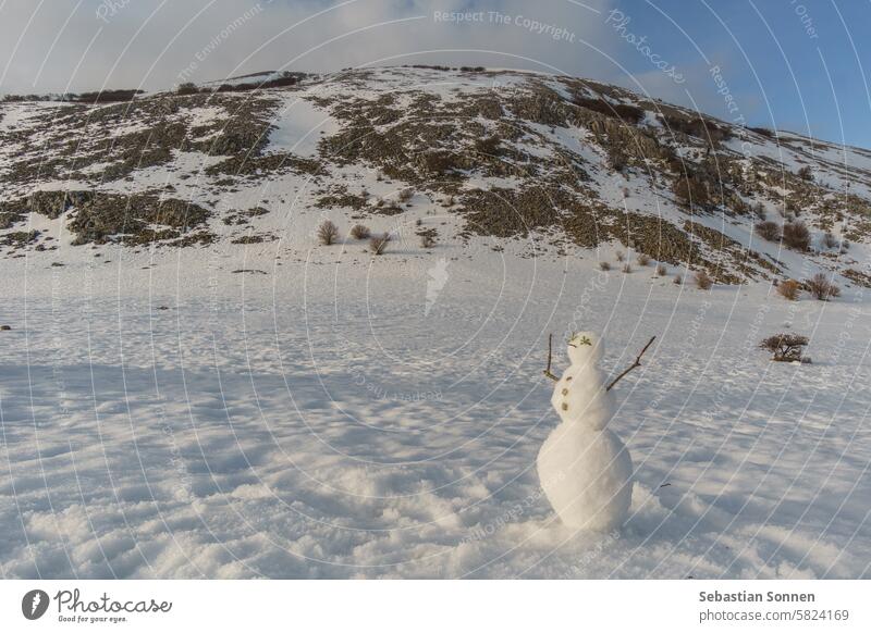 Schneemann vor der verschneiten Berglandschaft des Naturparks Madonie im Winter an einem sonnigen Tag, Sizilien, Italien Berge u. Gebirge Landschaft reisen