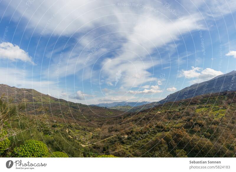 Blick auf das Tal des Naturparks Madonie an einem sonnigen Tag, Isnello, Sizilien, Italien reisen im Freien Landschaft madonie Europa malerisch isnello Dorf