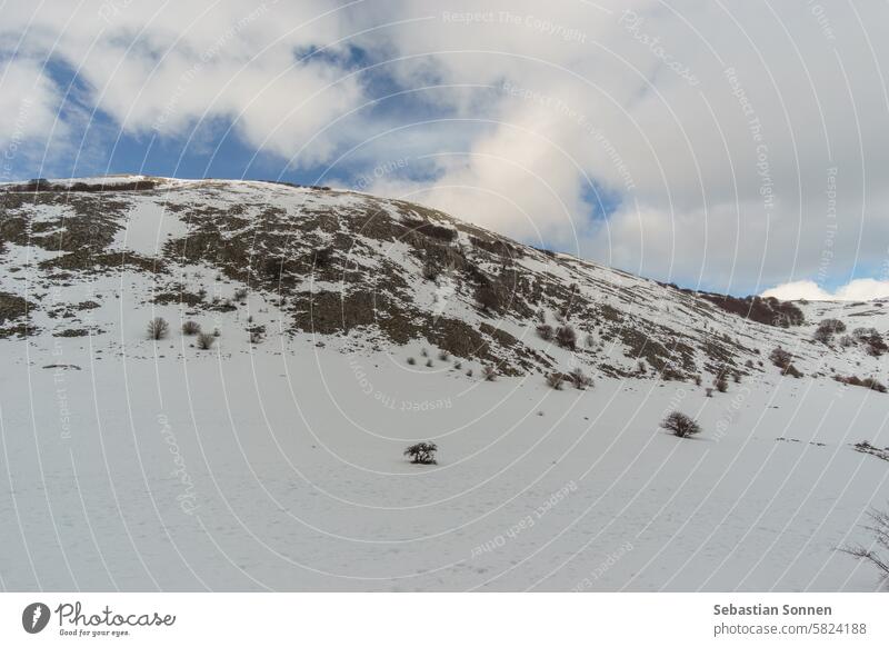Berge des Naturparks Madonie im Winter mit Schnee bedeckt an einem sonnigen Tag, Sizilien, Italien Berge u. Gebirge Landschaft reisen madonie Himmel Tourismus