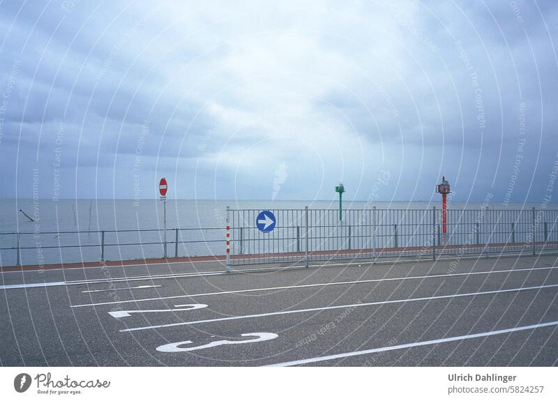 Fahrspuren am Fähranleger mit Verkehrszeichen für schiffe und Autos im Wattenmeer Fähre Küste Nordsee Insel Reise Nordseeinsel