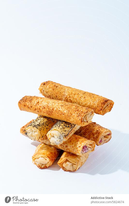 Verschiedene herzhafte Blätterteigrollen auf weißem Hintergrund Bohnenkraut gebacken Sesam Mohn weißer Hintergrund Hintergrund frisch sortiert Varieté Snack