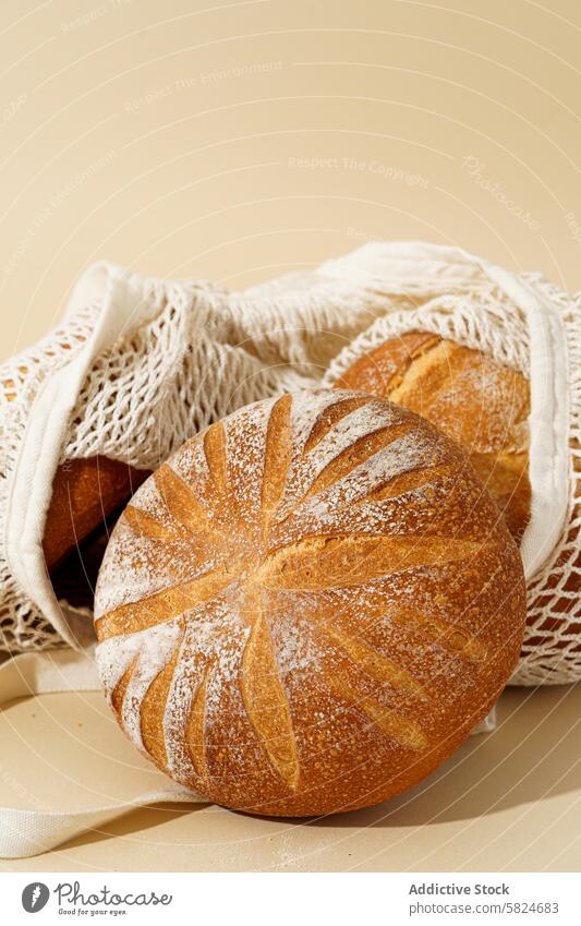 Frische Sauerteigbrote in rustikaler Stofftasche Brot Handwerklich Goldkruste Bäckerei selbstgemacht natürlich fermentiert Weizen Brotlaib nahrhaft Gesundheit