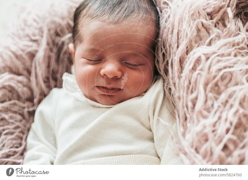Friedliches Neugeborenes schläft tief und fest in einem gemütlichen Raum Baby neugeboren schlafen friedlich Gelassenheit Säugling Decke weich Textur Unschuld