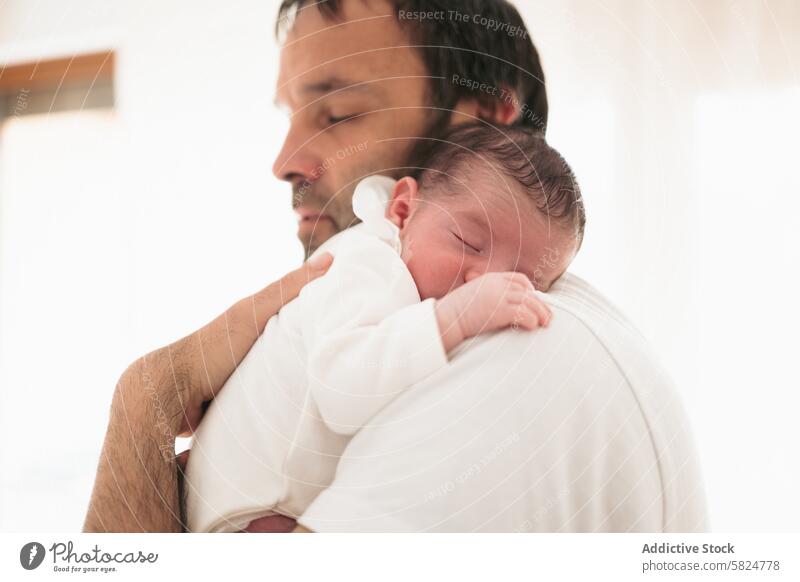 Neugeborenes Baby schläft friedlich in der Umarmung des Vaters neugeboren schlafen Umarmen Angebot weich weiß Säugling Elternschaft Familie Liebe Pflege