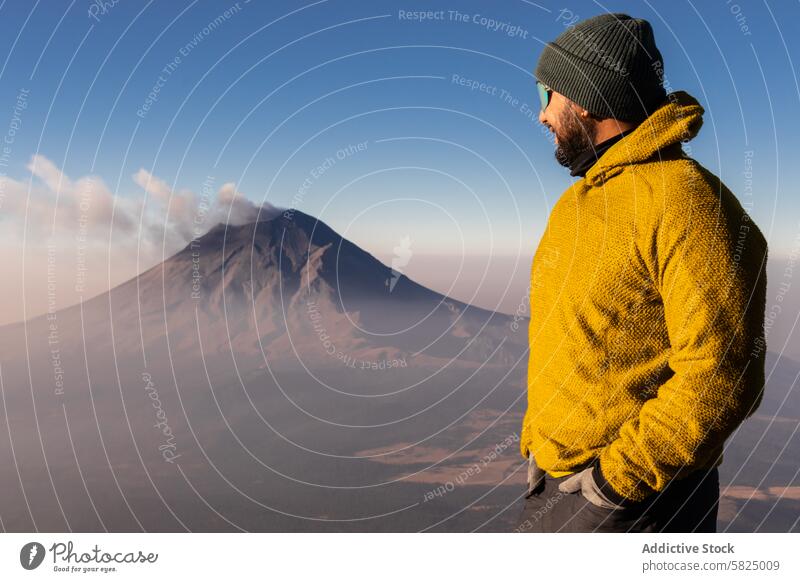 Wanderer mit Blick auf den Vulkan Iztaccihuatl in der Morgendämmerung iztaccihuatl Sonnenaufgang Abenteuer im Freien Berge u. Gebirge Gipfel gelb Jacke Natur