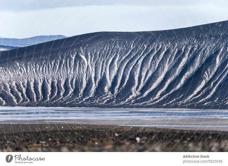 Strukturierte Vulkanhügel im isländischen Hochland Island vulkanisch Hügel Muster Textur robust Gelände wolkig Himmel auffallend Erde Geologie Landschaft