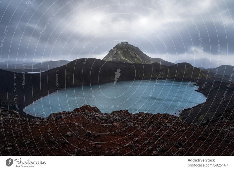 Bedeckter Himmel über einem vulkanischen Kratersee in Island Hochland See Landschaft bedeckt Stimmung Natur im Freien reisen Ausflugsziel isländisch Geologie