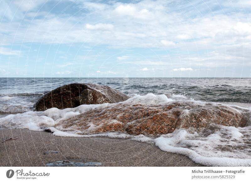 Von Wasser umspülte Steine im Meer Ostsee Fels Wellen Gischt Schaum Sand Strand Horizont Landschaft Natur Himmel Wolken Sonne Sonnenschein Menschenleer Küste