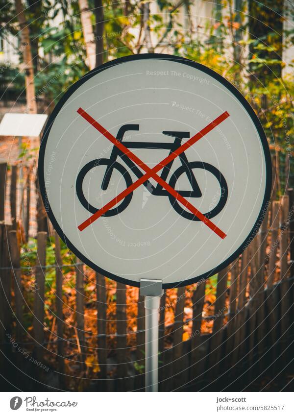 Hier ist das Fahren mit dem Fahrrad verboten Schilder & Markierungen keine Fahrräder eingeschränkt Regeln Verbotsschild Symbole & Metaphern Warnhinweis