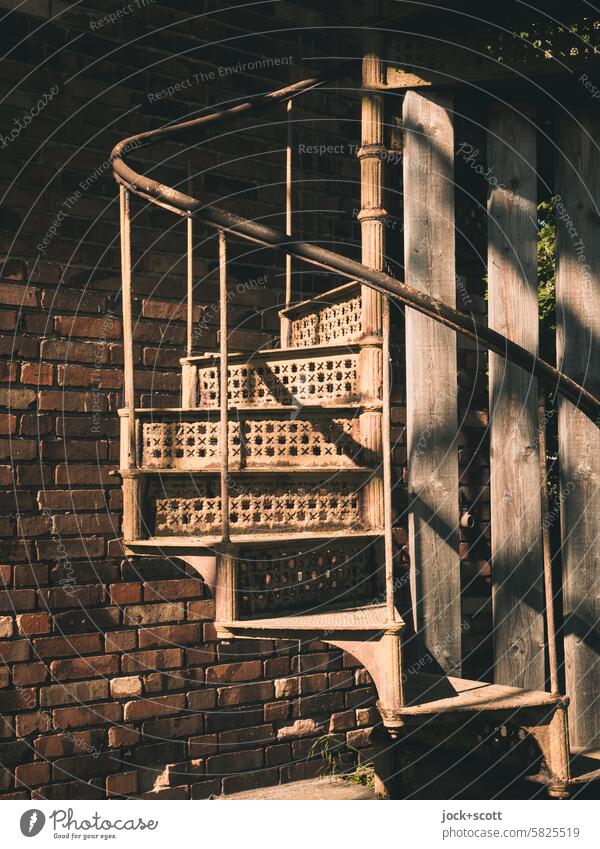 Treppe im Wandel der Zeit Wendeltreppe Design DDR verziert Stil Metalltreppe verwittert altehrwürdig Zahn der Zeit authentisch retro Ostalgie Sonnenlicht