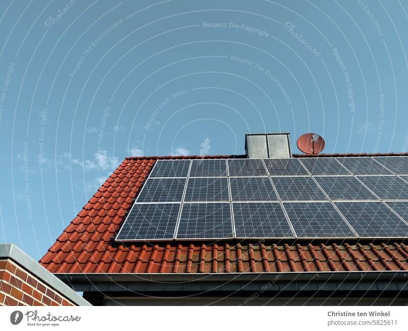 Ein Hausdach mit Photovoltaik, zum Teil schon gereinigt, zum Teil noch verschmutzt Photovoltaikmodule sauber schmutzig Ziegeldach Dachziegel grüne Energie