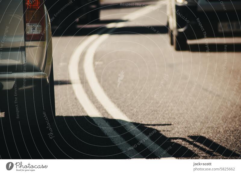 sprichwörtlich | gerade noch  die Kurve kriegen Auto fahren Linksverkehr Mittelstreifen Verkehr Verkehrswege Straße Fahrbahnmarkierung unterwegs Australien