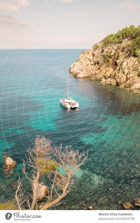 Landschaften auf der Insel Ibiza. Cala d en Serra, Sant Joan de Labritja, Ibiza. balearisch Balearen Bucht Strand schön blau Boot cala cala den serra Klippe