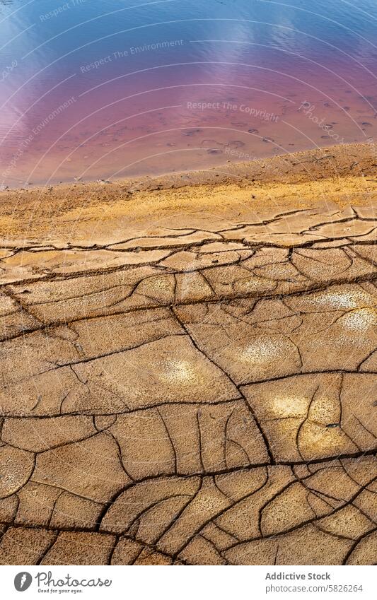 Getrocknete Schlammmuster und reichhaltiges rotes Wasser in Riotinto Aufruhr Fluss Mineral Pfand Umwelt Textur natürlich Landschaft Erde getrocknet Riss Muster