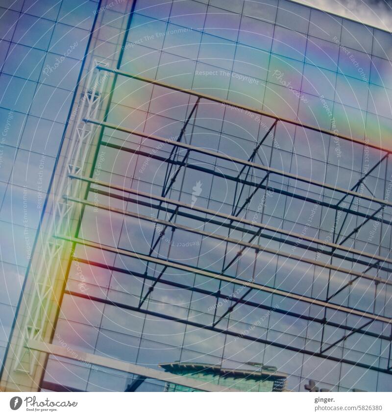 Spektralfarbene Wolken auf Glasfassade - Fotografie mit Prismen und Filtern sprektralfarben Architektur Fenster Gebäude Fassade Reflexion & Spiegelung modern
