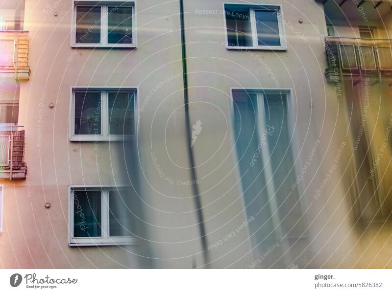 Laaanggezogenes Fenster - Fotografie mit Prismen und Filtern Hausfassade blaugrau diffus zerlaufen Linien Schlieren Außenaufnahme Farbfoto Licht Kontrast
