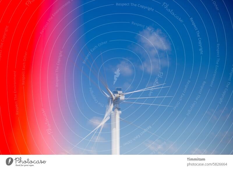 Windrad vor blauem Himmel mehrfachbelichtung Windradflügel Wolken Molenfeuer unscharf rot Energiewirtschaft Dänemark