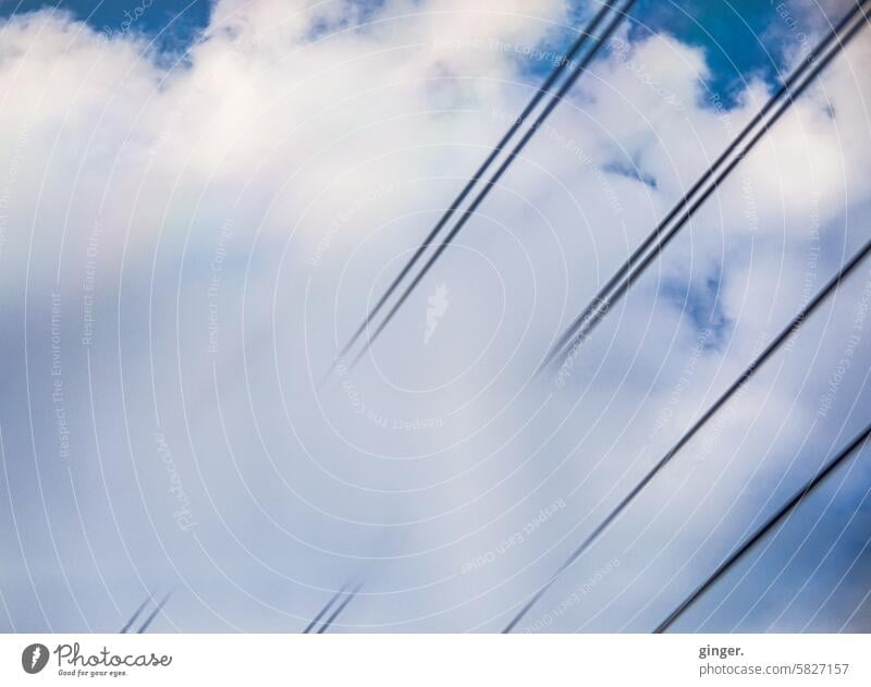 Oberleitung in den Wolken - Fotografie mit Prismen und Filtern merkwürdig Prisma unwirklich abstrakt Kontrast Außenaufnahme Linien auslöschen