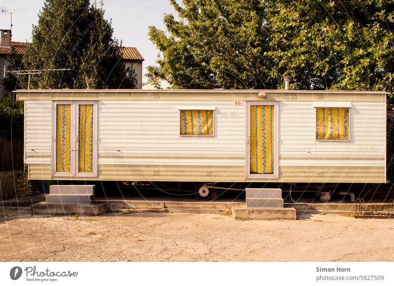 Mobilheim auf einem Campingplatz im Sommer Tourismus Wohnwagen gelb heiß Ferien & Urlaub & Reisen Sommerurlaub retro charmant in die Jahre gekommen