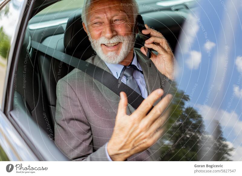 Eleganter älterer Geschäftsmann, der in einem Luxusauto am Telefon plaudert Senior Reichtum PKW Zelle Gespräch Reiten elegant charmant selbstbewusst Mann