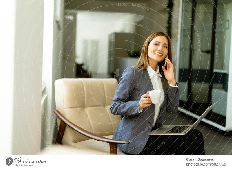 Elegante, berufstätige Frau bei einem Geschäftsgespräch mit Morgenkaffee Business Kleidung Kaffee Telefon Anruf Laptop professionell Gespräch Büro