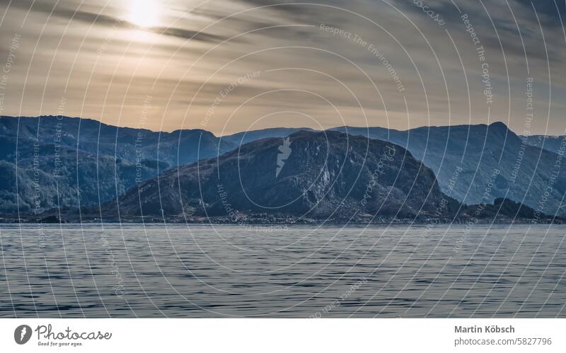Norwegische Fjordlandschaft. Berge mit schroffer Vegetation. Kristallklares Wasser Schnee Norwegen Natur Skandinavien Landschaft Tourismus horizontal Himmel