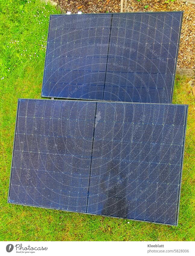Zwei Solarpaneelen liegen im grünen Gras - Grüner Strom - selbstgemacht - Draufsicht Sonnenkollektor Energie Fotovoltaik Technik & Technologie alternativ