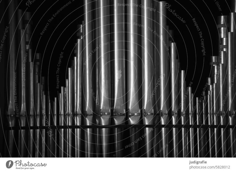 Orgelpfeifen Musikinstrument Tasteninstrumente Kirche Klang Ton musizieren Reihe Linien in reih und glied Schwarzweißfoto Größe Größenunterschied nebeneinander