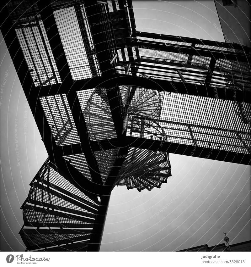 Wege nach oben Wendeltreppe hoch aufwärts Metall Treppe abwärts Konstruktion Architektur Geländer Spirale stufen Treppengeländer aufsteigen Strukturen & Formen