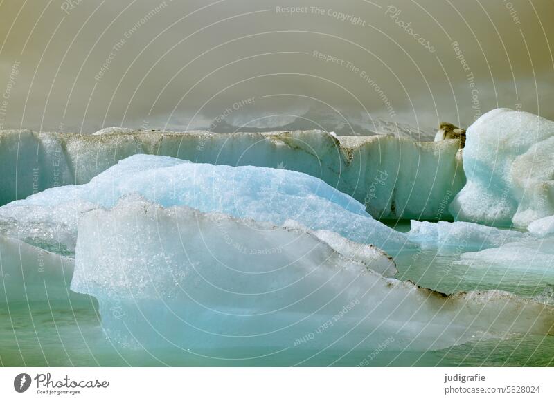 Island Gletscher Eis Frost außergewöhnlich Fjallsarlon kalt natürlich Seeufer Klimawandel Natur Urelemente wild Wetter Wolken Stimmung Wasser Eisberg Eisscholle