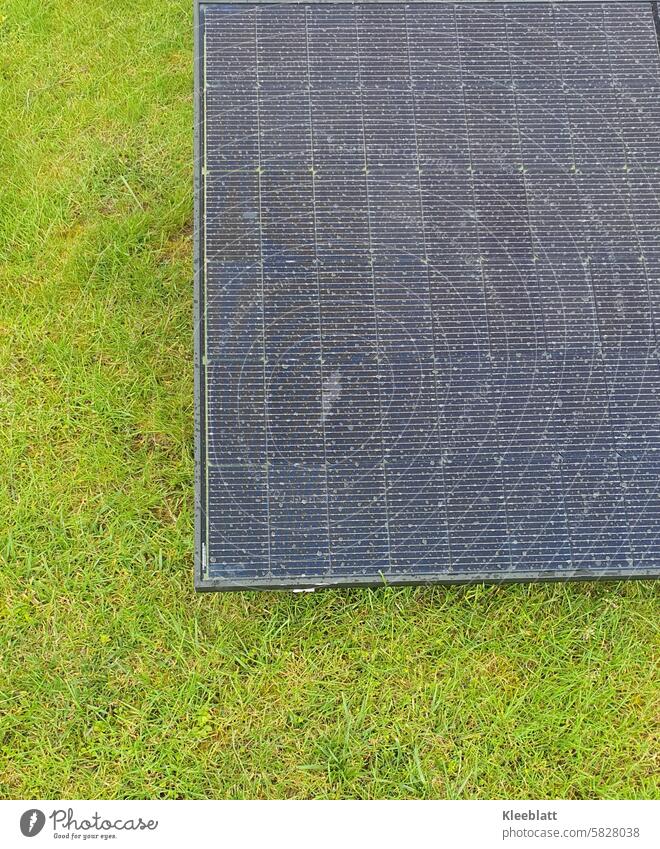 Solarpaneele liegt im grünen Gras - Grüner Strom - selbstgemacht Sonnenkollektor Energie Fotovoltaik Technik & Technologie alternativ elektrisch modern
