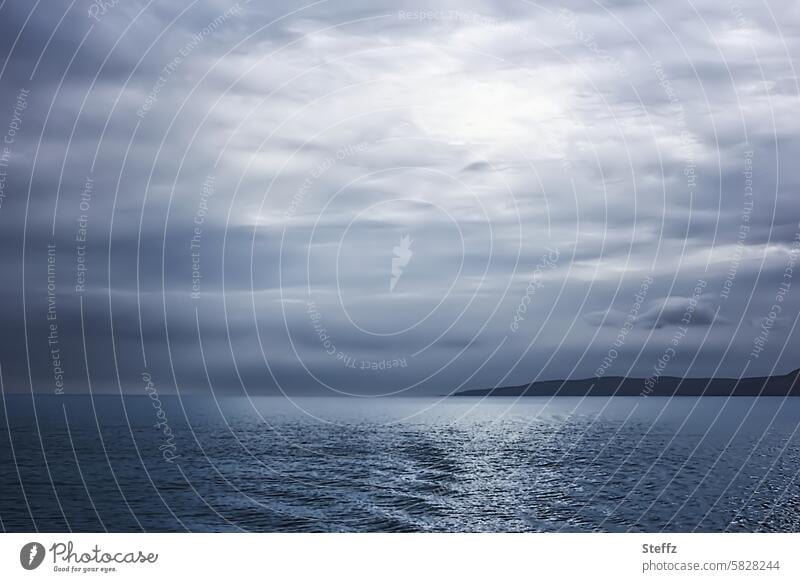bewölkter Himmel über einem schottischen See Schottland schottischer See traumhaft verträumt grauer Himmel stimmungsvoll ruhig Ruhe Verträumtheit Wolken