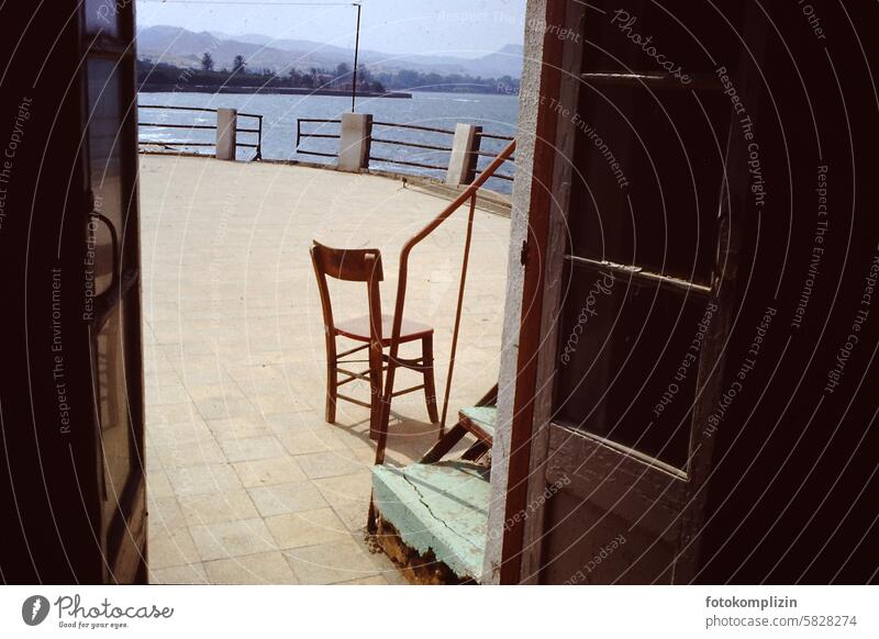 Stuhl auf Terrasse am Meer terrasse alt Aussicht Türeingang Ausblick südländisch mediterran Süden Urlaub Mittagsschlaf pausieren Erholung Freizeit allein