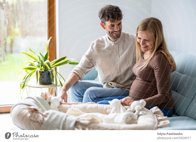 Porträt eines liebenden Paares, das ein Baby erwartet Schwangerschaft schwanger Erwachsener Vorfreude wartend Bauch Geburt Körper Pflege Kaukasier Kind