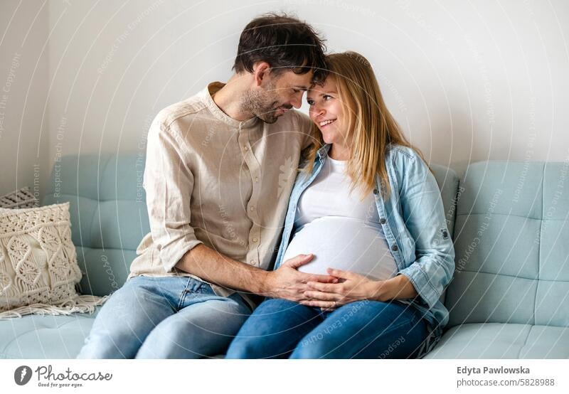 Porträt eines liebenden Paares, das ein Baby erwartet Schwangerschaft schwanger Erwachsener Vorfreude wartend Bauch Geburt Körper Pflege Kaukasier Kind