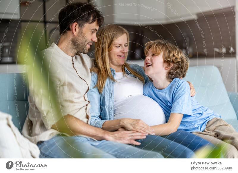 Junge Familie wartet auf das neue Baby Schwangerschaft schwanger Erwachsener Vorfreude wartend Bauch Geburt Körper Pflege Kind erwartungsvoll erwartend