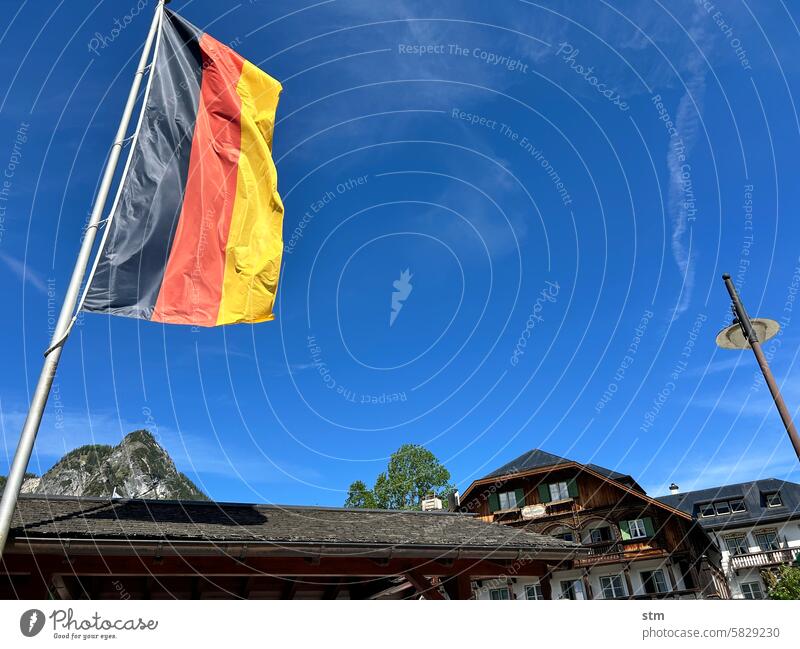 zu Besuch in Deutschland Heimatidylle Deutschlandfahne Nationalflagge Deutsche Flagge Patriotismus Deutschlandflagge schwarz-rot-gold Bayern Idylle Tourismus