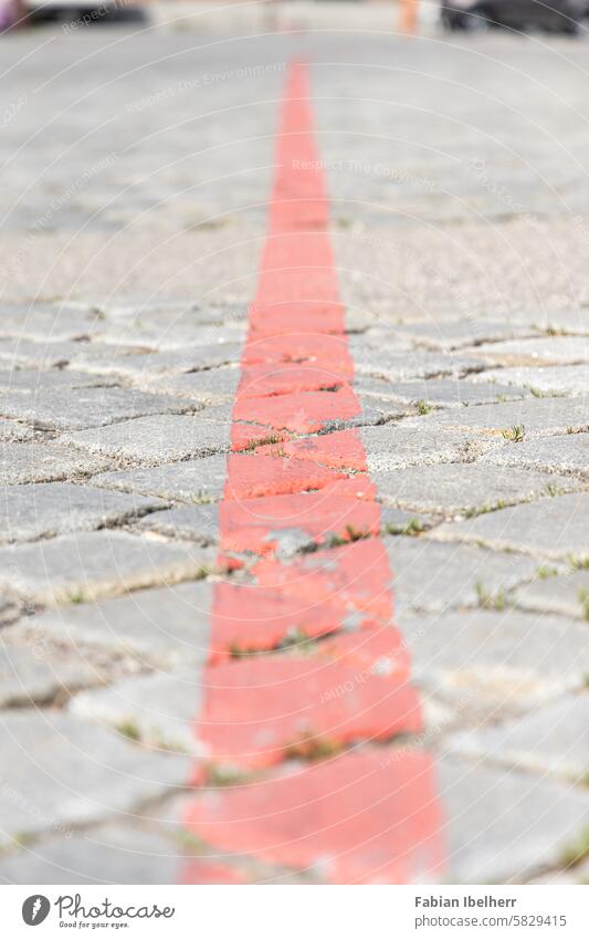 Fahrbahnmarkierung auf Kopfsteinpflaster Straßenmarkierung Fahrbahnbegrenzung Bodenmarkierung Fahrstreifenbegrenzung Deutschland