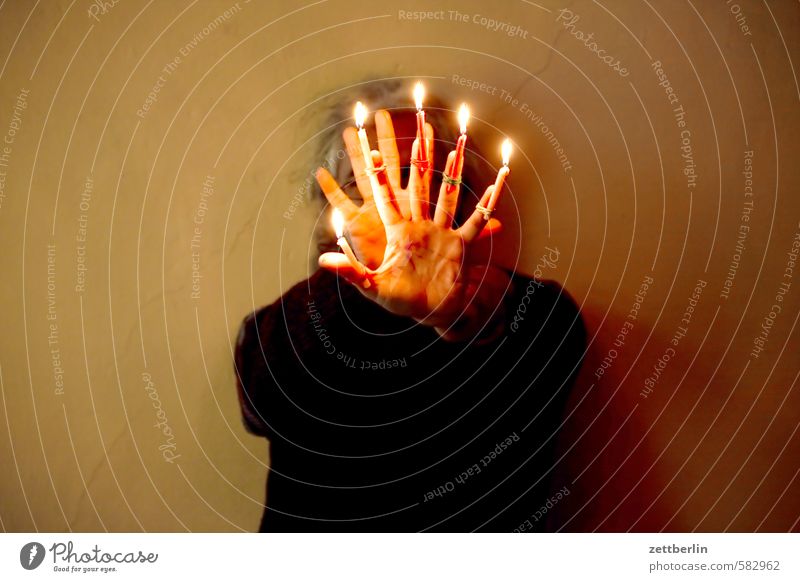 Weihnachtsvorfreude Weihnachten & Advent Flamme Kerze Kerzenschein Beleuchtung leuchten wallroth Anti-Weihnachten Mensch Kopf Hand Finger 5 Defensive