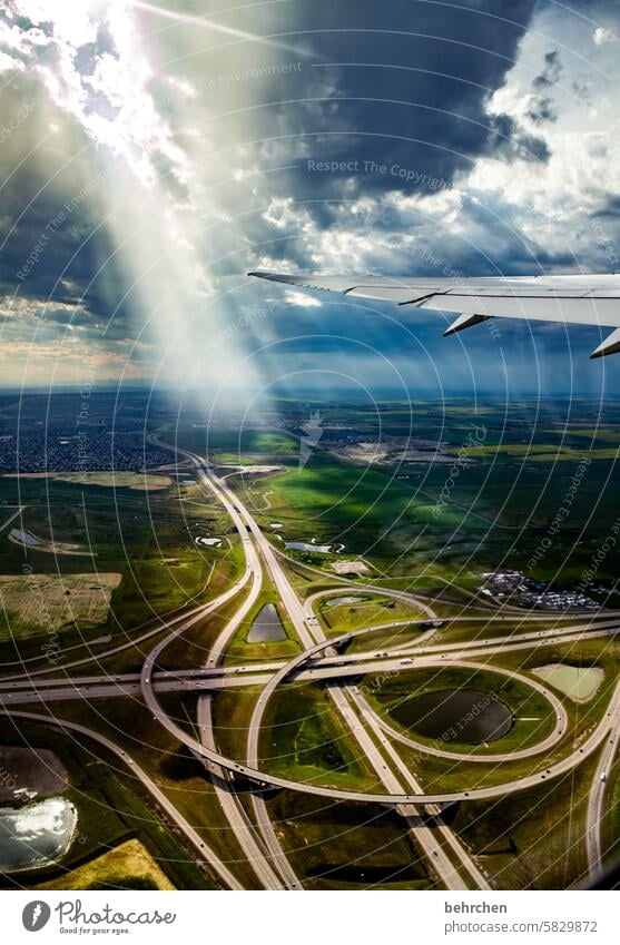 schleifen fliegen im Flugzeug Luftverkehr Farbfoto Wetter Flugzeugausblick von oben Landschaft Felder Sonnenstrahlen Kanada Außenaufnahme Sonnenlicht