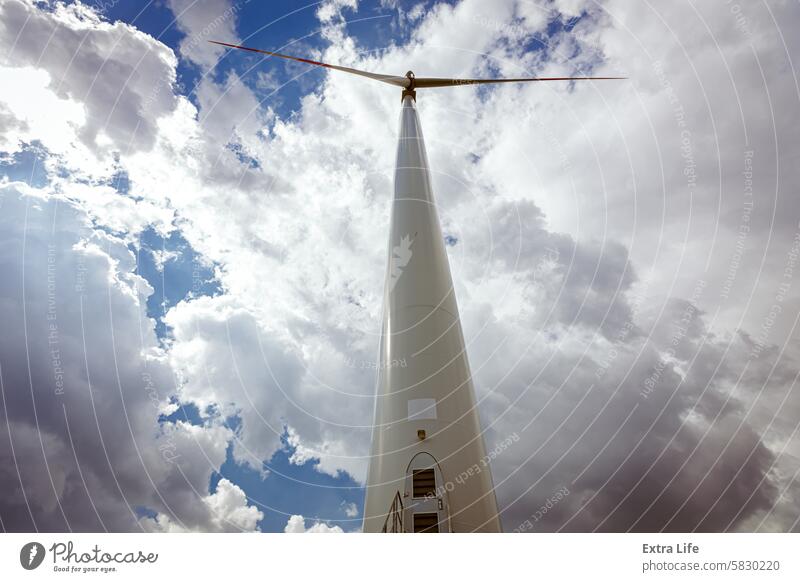 Windmühle, große Windkraftanlage, die sich zur Erzeugung sauberer erneuerbarer Energie dreht Antenne alternativ Sauberkeit Cloud wolkig Öko ökologisch Ökologie