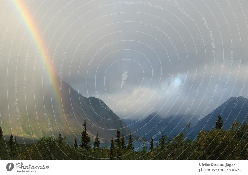 Alaska | Regenbogenwasserfall in den Bergen Bergsee Sonne Regenwolken Wolken graue Wolken Berge u. Gebirge Himmel Landschaft Natur Ferien & Urlaub & Reisen See
